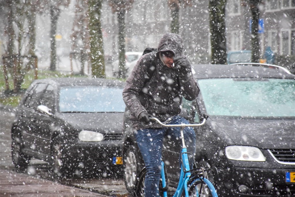 Winterse buien trekken over het land, bekijk hier waar het nu sneeuwt